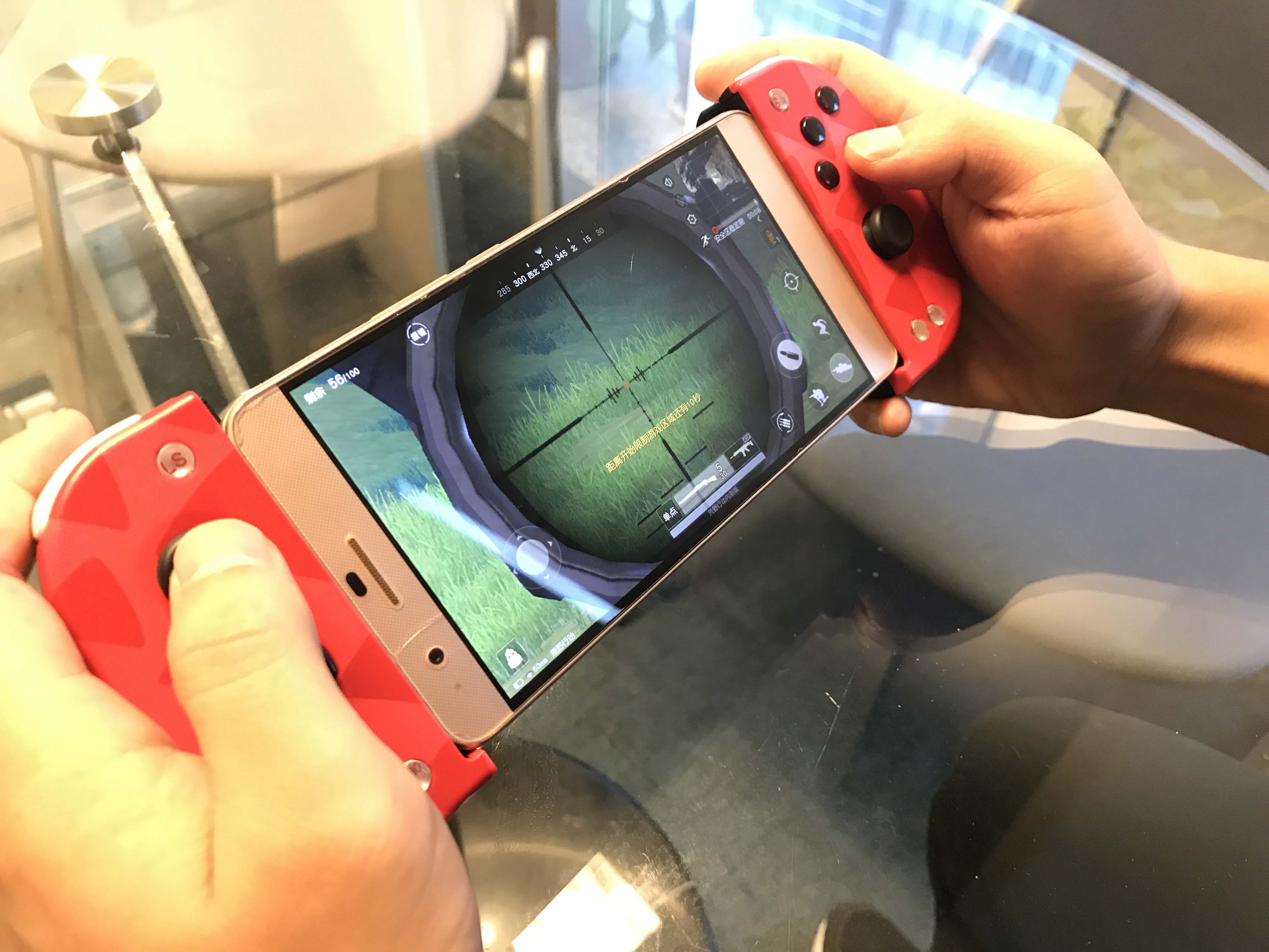 用手柄玩吃鸡,首先你得选好鸡!荒野行动就不错