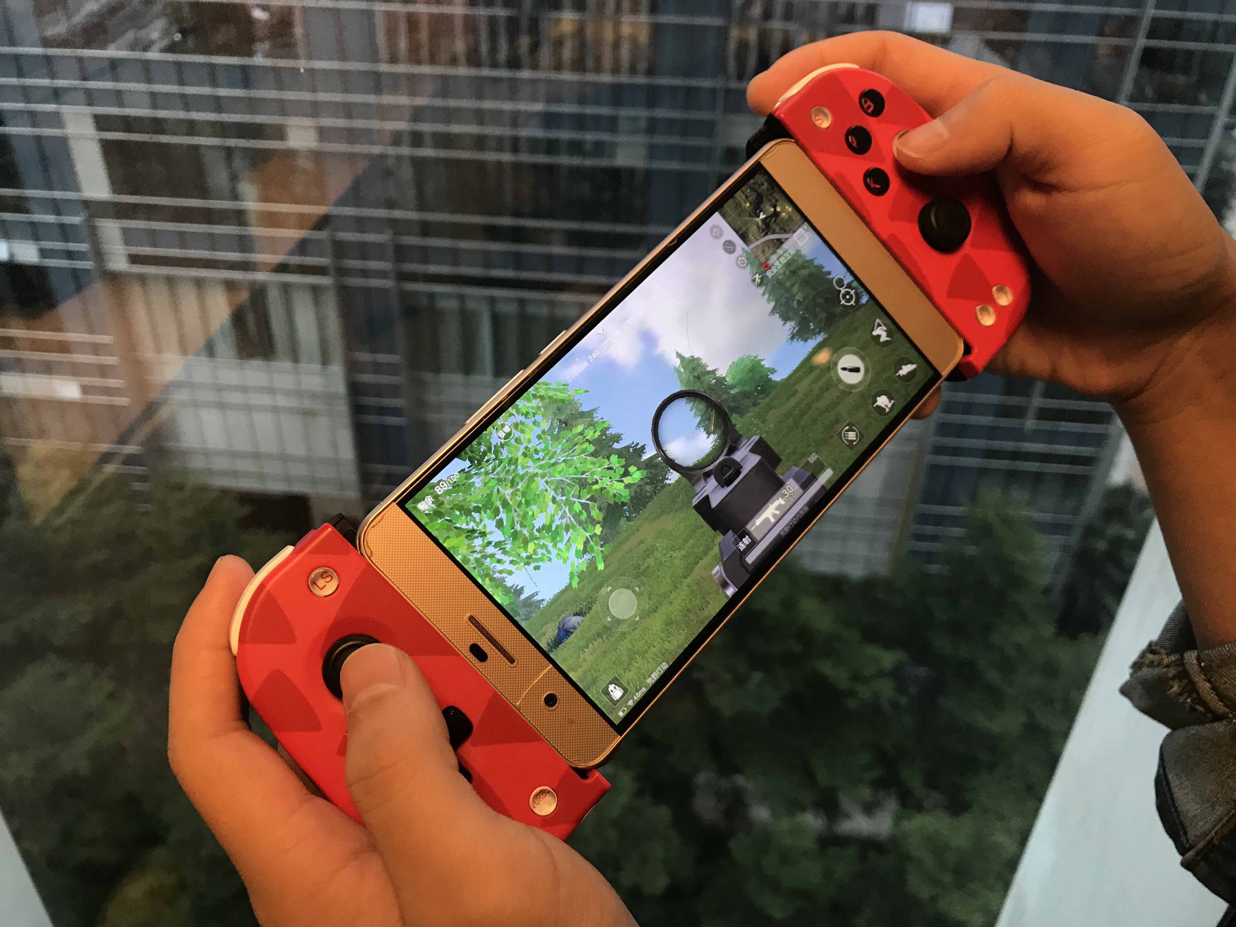 用手柄玩吃鸡,首先你得选好鸡!荒野行动就不错